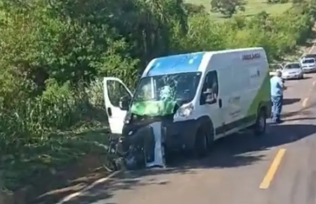 Helicóptero do SAMU foi acionado para prestar assistência a um motociclista ferido após colidir com uma ambulância na rodovia PR-082.