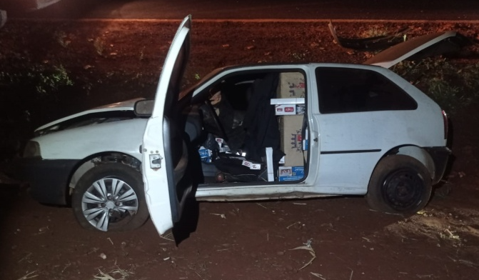 Ao tentar fugir da PRE com carro lotado de cigarros condutor sofre acidente