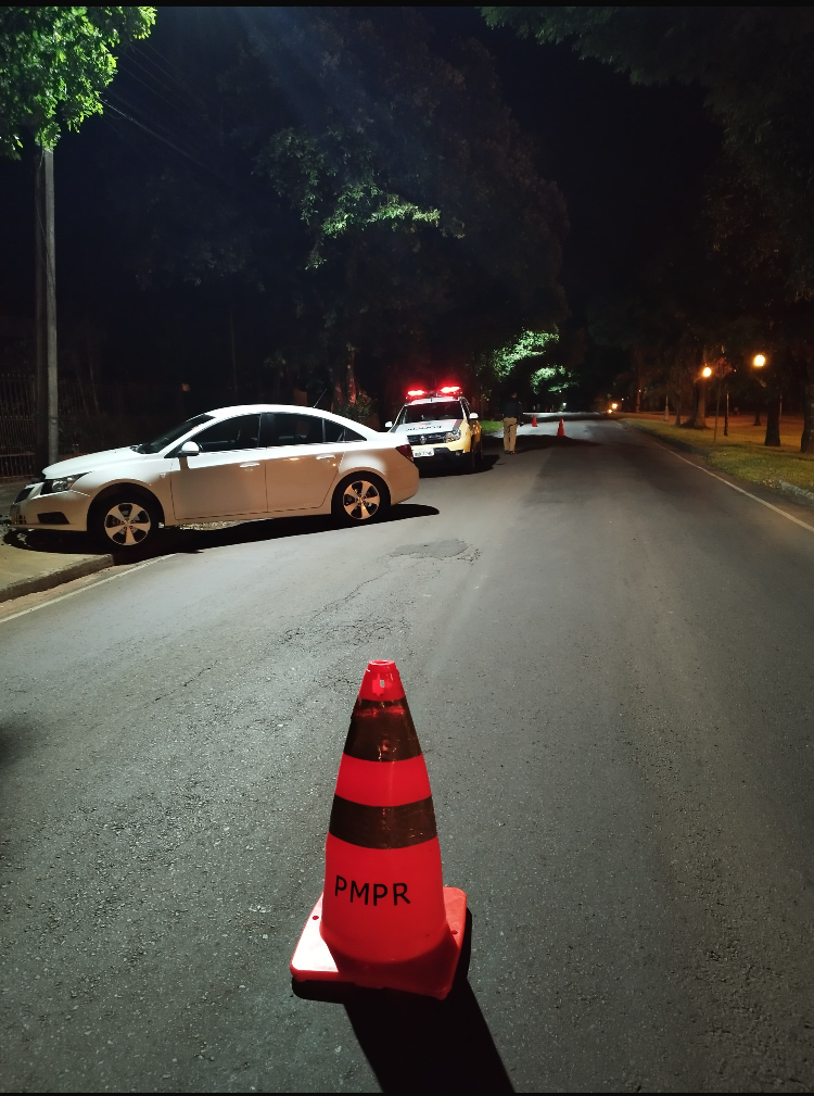 Carro colide em poste e causa alguns danos em Cianorte (PR).