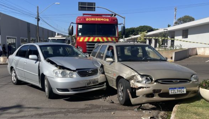 Batida entre veículos é registrada em Cruzeiro do Oeste.