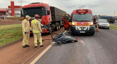 Ciclista morre após ser atropelado por caminhão