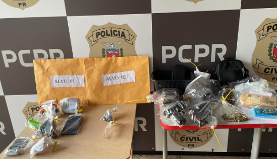 Operação conjunta entre policiais, retira quatro traficantes de circulação, além de drogas e arma de fogo.