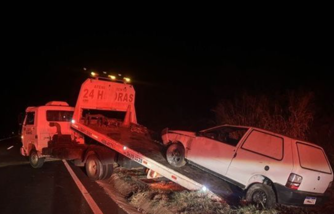 Motorista capota veículo na rodovia PR-323; 