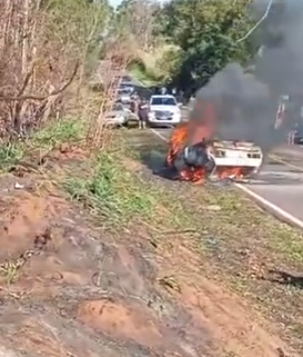 Homem fica ferido após carro bater em barranco e pegar fogo