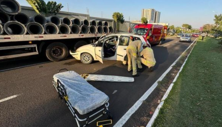 Mulher fica ferida após colidir seu veículo contra um caminhão