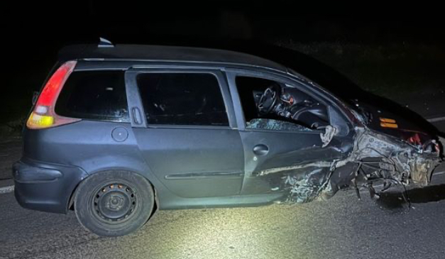 Acidente de carro deixa pessoa ferida