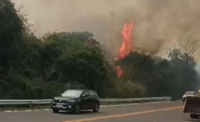 incêndio ambiental leva a interdição de pista da rodovia PR-323