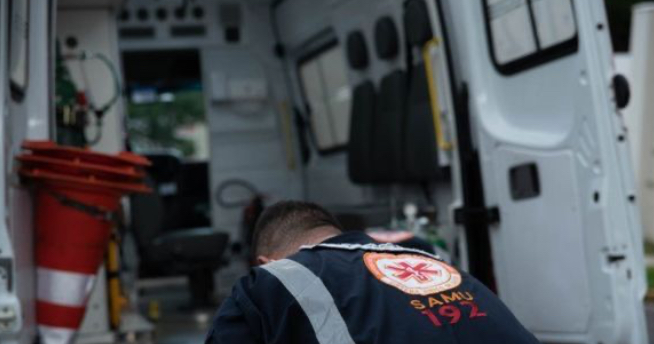 Colisão entre dois carros deixa idosa ferida