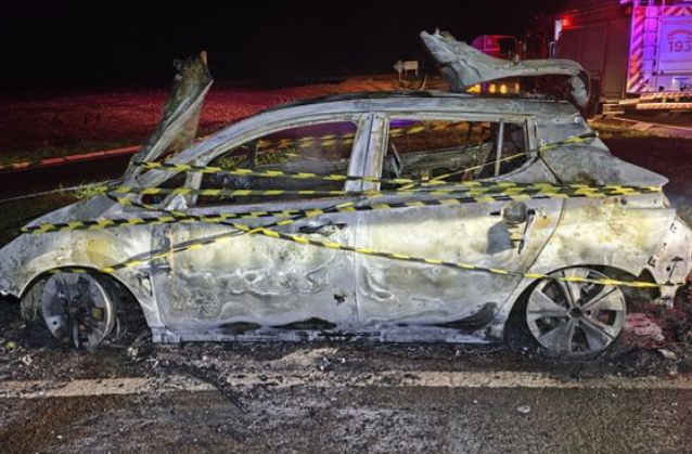 Carro pega fogo e fica completamente destruído