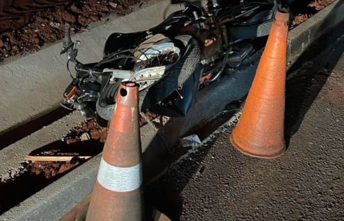 Homem cai de motocicleta e fica ferido