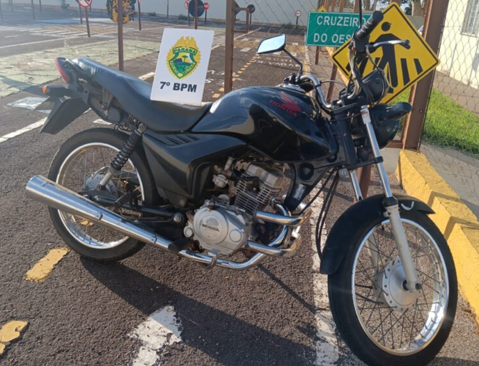 Menor de idade é flagrado pilotando moto em Cruzeiro do Oeste