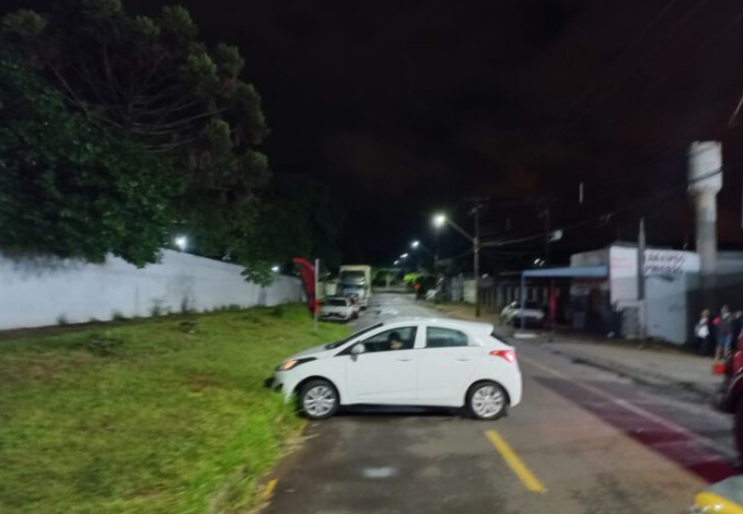 Mulher com sinais de embriaguez bate carro e tenta agredir policiais