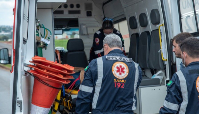 Acidente entre carreta e carro deixa feridos