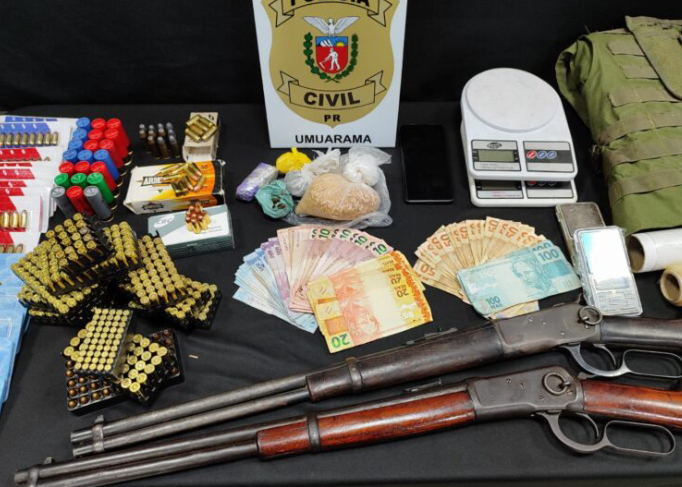 Polícia Civil de Umuarama realiza apreensão de armas, munições e drogas