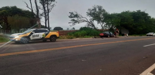 Acidente entre carro e caminhão na PR-323, em Perobal