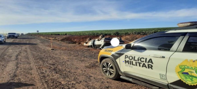 Veículo capota às margens da PR-180, em Goioerê