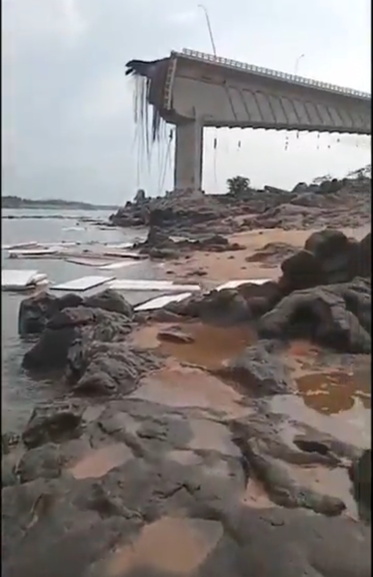 Ponte entre Maranhão e Tocantins desaba sobre rio, deixando uma pessoa morta