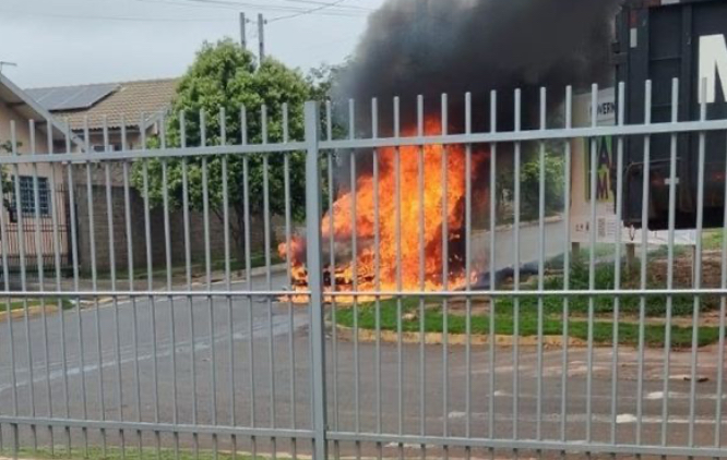 carro é completamente destruído por incêndio