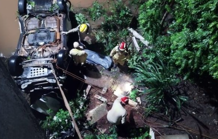 Motorista morre após capotamento e queda no rio em Cianorte