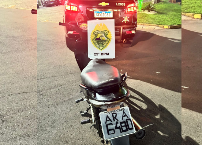 Moto com placa confeccionada com zinco e fita isolante é apreendida e motociclista é preso