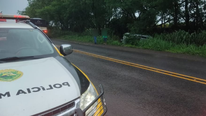 VEÍCULO CAPOTA NA PRC-487 ENTRE CAMPO MOURÃO E LUIZIÂNIA