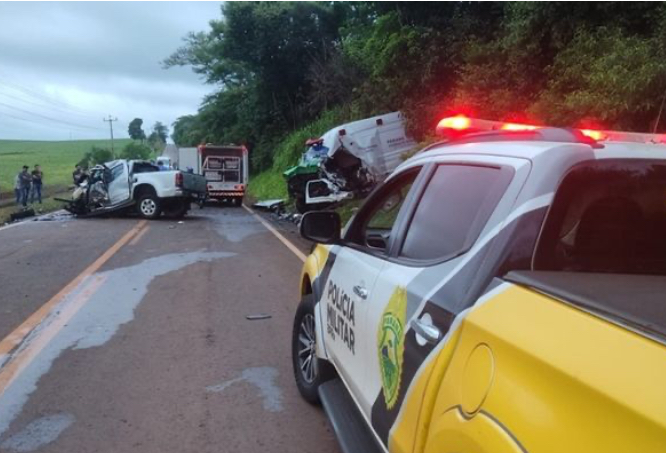 Grave acidente entre ambulância e caminhonete resultou na morte de duas pessoas