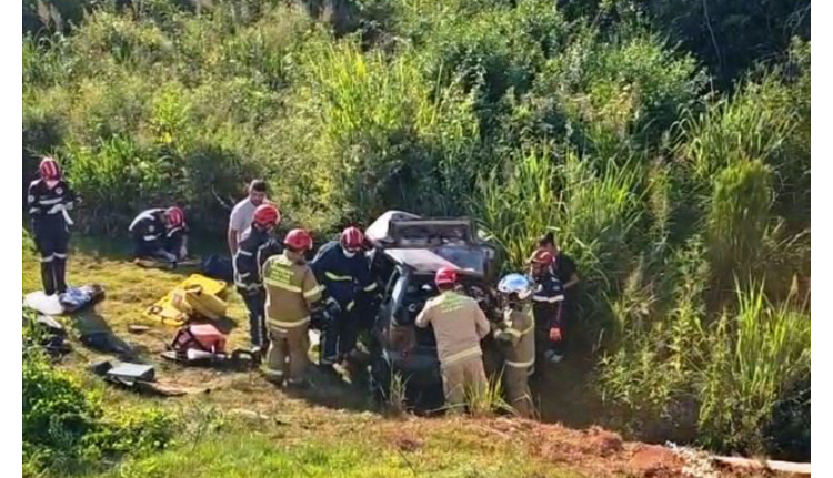 Grave acidente na rodovia BR-158, entre Peabiru e Campo Mourão, resultou na morte de uma pessoa e deixou outras duas gravemente feridas.