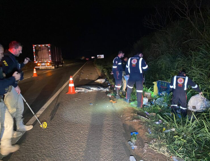 Homem morre ao ser atingido por veículo