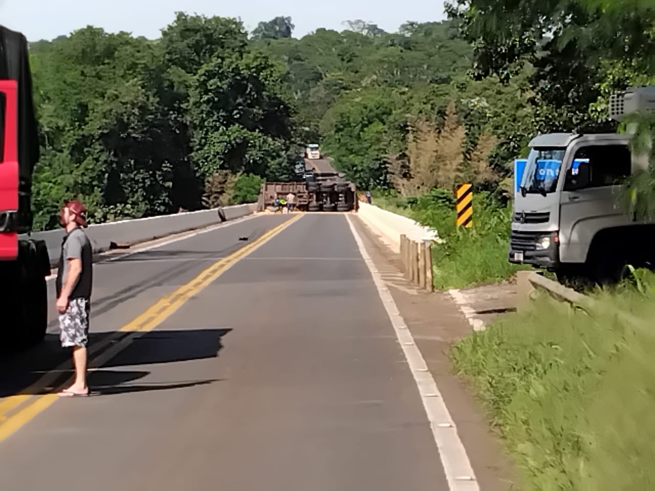 Rodovia PR-323 Interditada na Ponte do Rio Ivaí Após Tombamento de Carreta