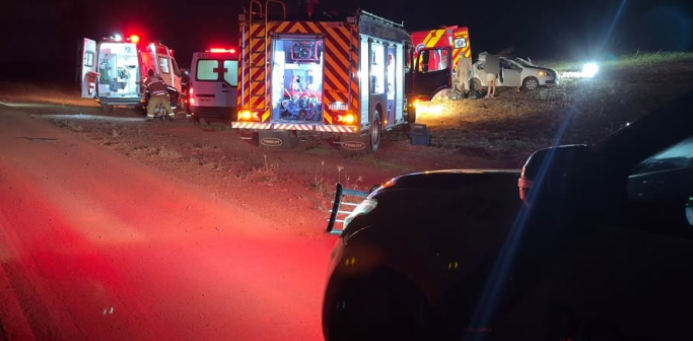 Veículo capota na PR-317, em Engenheiro Beltrão, e deixa dois feridos