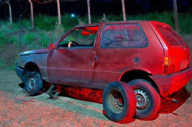 Fiat Uno furtado em Cianorte é encontrado horas depois, depenado e avariado