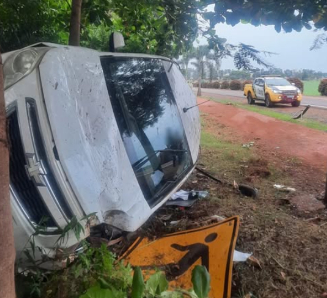 Mulher é levada ao hospital após capotamento na PR-546, em Itambé