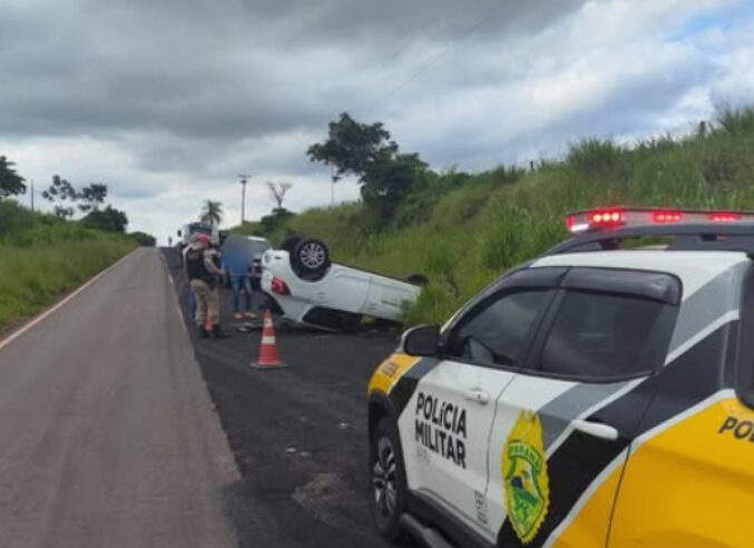 Veículo capota na PR-477, em Cruzeiro do Oeste