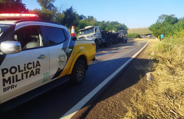 Semi-Reboque Carregado com Soja Tomba na PR-546, em Itambé-PR