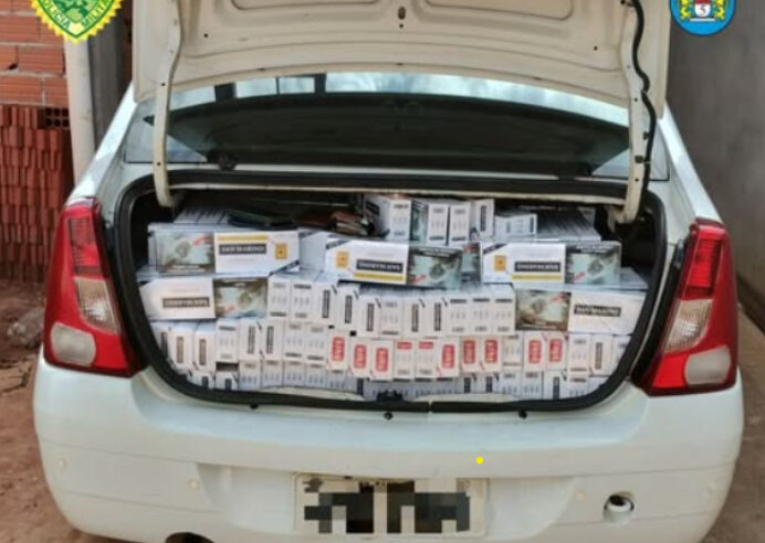 Receita Federal e PM apreendem caminhão e carro carregados com cigarros contrabandeados em Cianorte
