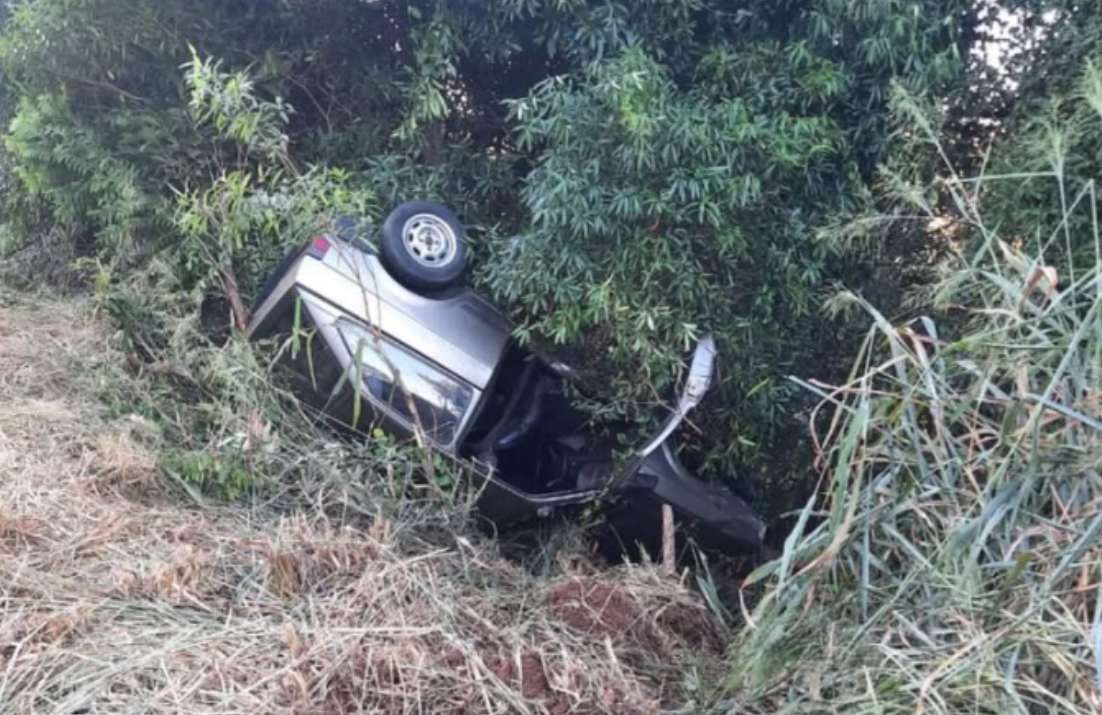 Veículo capota na PR-082, em Indianópolis