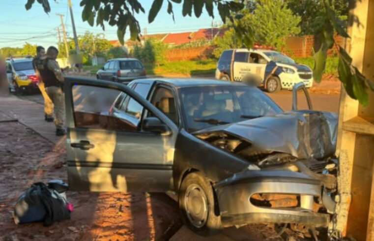 Veículo colide contra poste de energia em Iporã