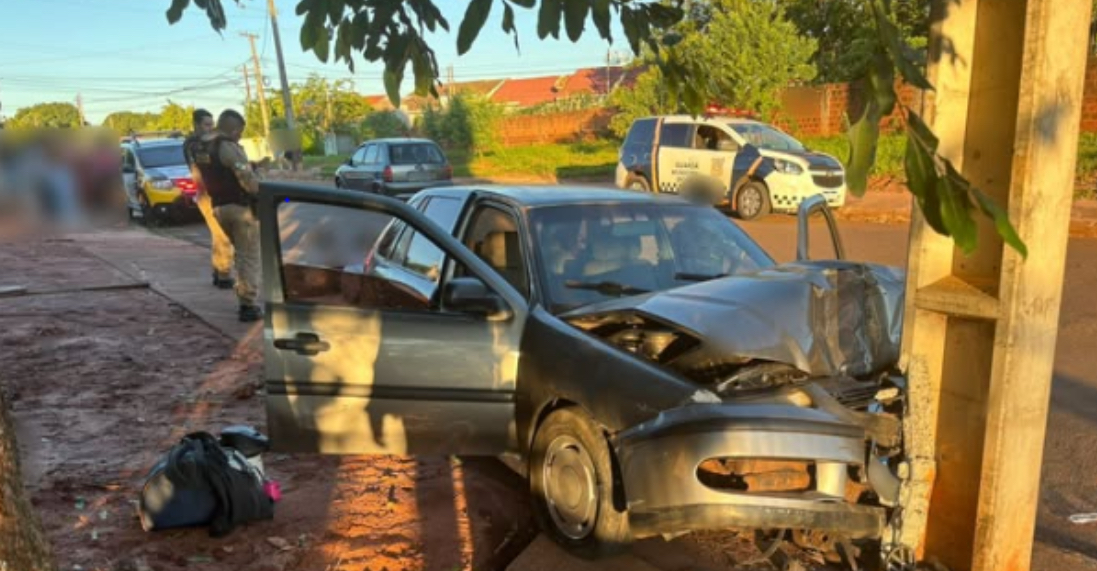 Veículo colide contra poste de energia em Iporã