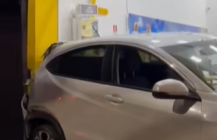 Veículo Sobe na Calçada e Colide com Porta de Estabelecimento Comercial no Centro de Cianorte