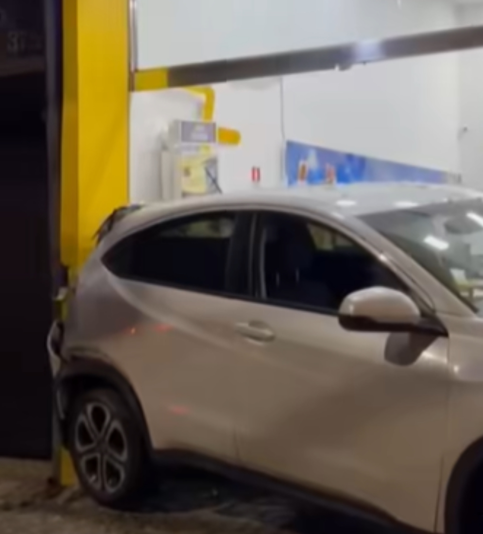 Veículo Sobe na Calçada e Colide com Porta de Estabelecimento Comercial no Centro de Cianorte Veículo Sobe na Calçada e Colide com Porta de Estabelecimento Comercial no Centro de Cianorte