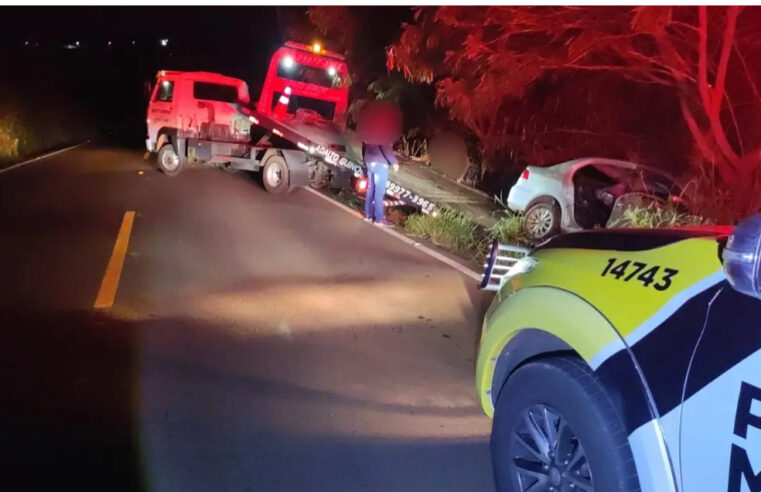 Carro Colide Contra Árvore na Rodovia PR-218, em Iguaraçu