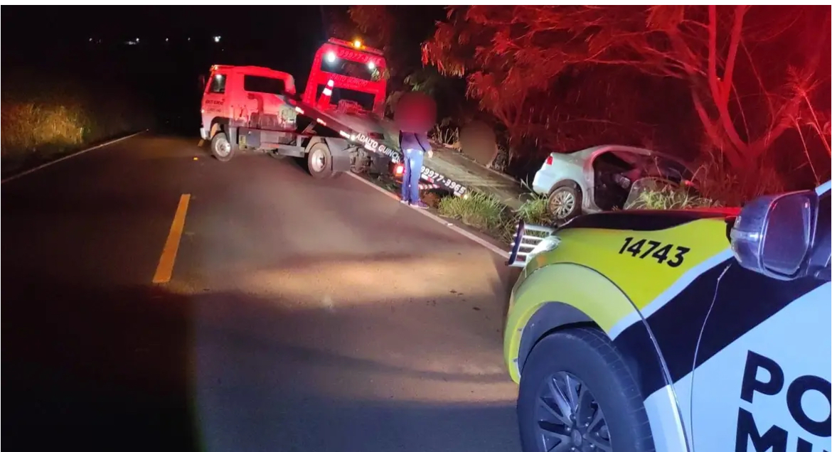Carro Colide Contra Árvore na Rodovia PR-218, em Iguaraçu