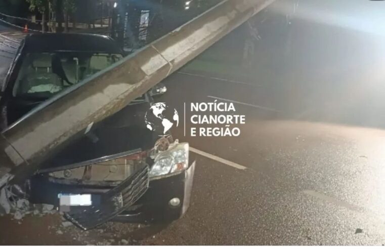 Mulher é encaminhada à delegacia após colidir veículo contra poste em Cianorte.