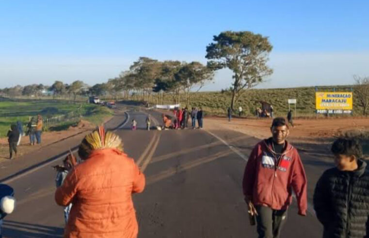 Indígenas bloqueiam BR-272 em Guaíra (PR) em protesto por demarcação de terras