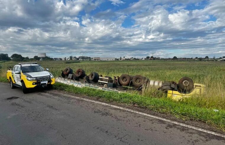 Caminhão capota após cair em barranco na PRC-158, em Campo Mourão