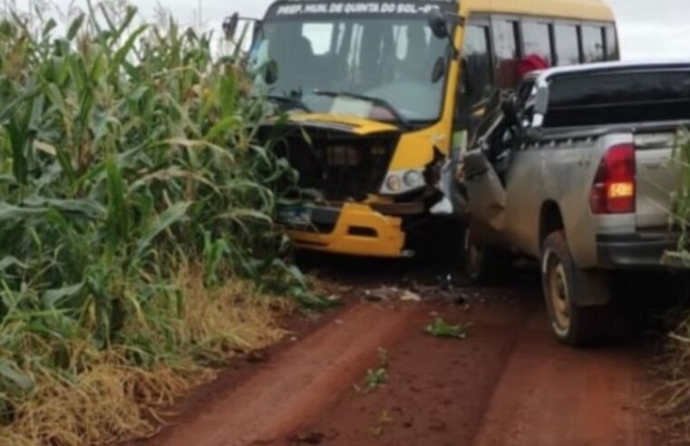 Colisão entre ônibus escolar e caminhonete deixa apenas danos materiais em estrada rural de Quinta do Sol.