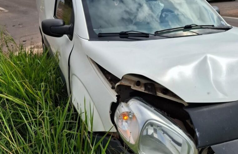 Motoristas escapam ilesas de acidente envolvendo dois carros na PR-323, entre Cianorte e Tapejara.