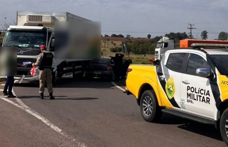 Acidente entre carro e caminhão é registrado na PR-323, no trevo da Estrada Boiadeira.