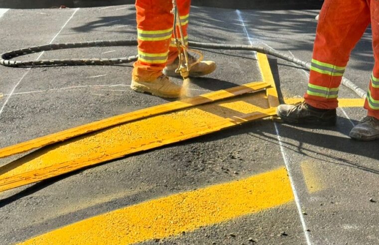 Japurá avança com maior programa de recape asfáltico e reforça sinalização de ruas.