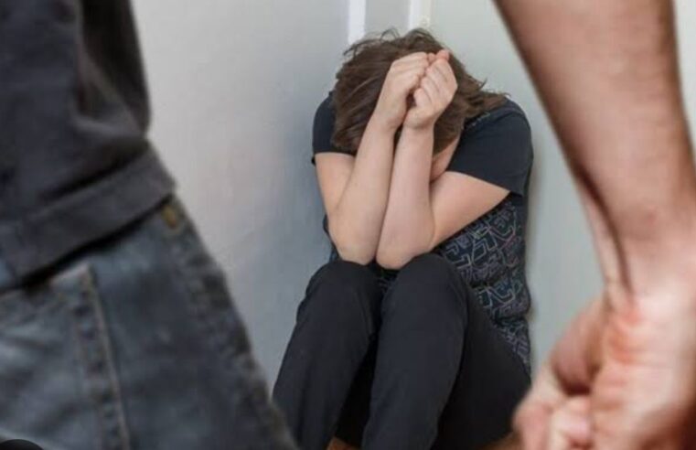 Homem é detido em Japurá após agredir a companheira durante discussão.